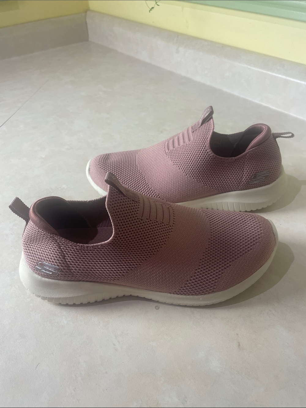 Skechers Size 7 Ladies Air-Cooled Memory Foam Dusty Pink Slip On Sneakers